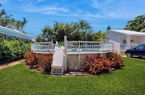 Bayou Oaks House | Cozy bungalow with shared pool, internet, onsite washer and dryer
