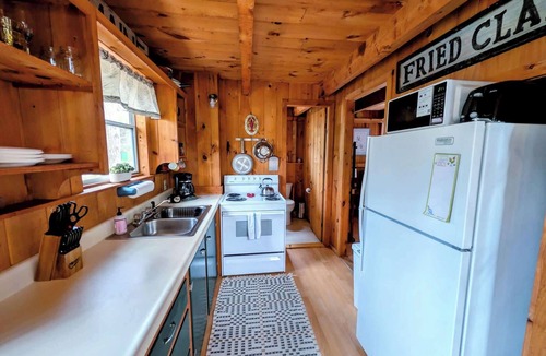 Hall Quarry Cabin | Cozy Cabin 10 Min to Acadia, Dog-Friendly!