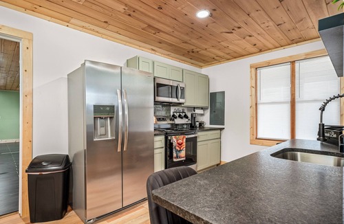Crossville Cabin | Cozy Cabin Escape Sleeps 6 Games 65” TV