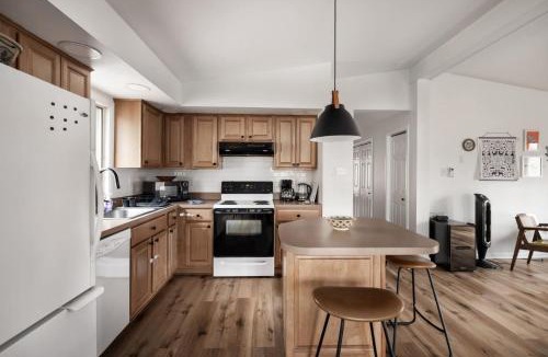 Berkeley Springs Ski Chalet | Cozy cabin w deck & grill, dog-friendly, trails