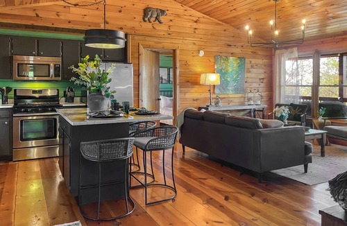 Hidden Lake Cabin | Cozy cabin with beautiful views