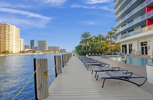 Hallandale Beach Hotel | Cozy Canal View Studio Resort Amenities Near Ocean 1905