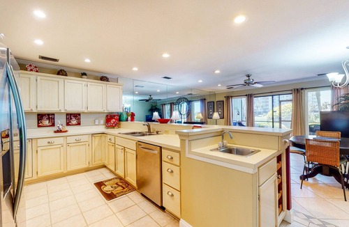 Miramar Beach Condo | Cozy condo w/a sunroom plus a shared pool & tennis - minutes from the beach