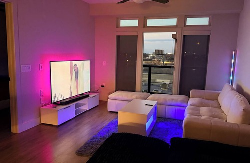 Deep Ellum Apartment | Cozy contemporary & chic Deep Ellum apartment in Dallas’s nightlife district
