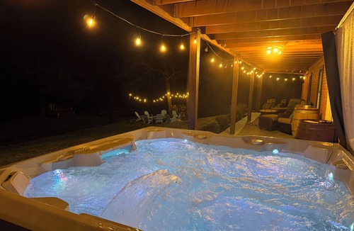 Round Hill Cabin | Cozy Creekside Cabin with Great Room/Hot Tub