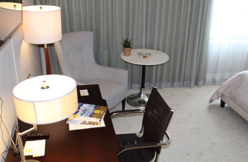 Edina Hotel | Cozy Deluxe Queen Room in Minneapolis Boutique Hotel