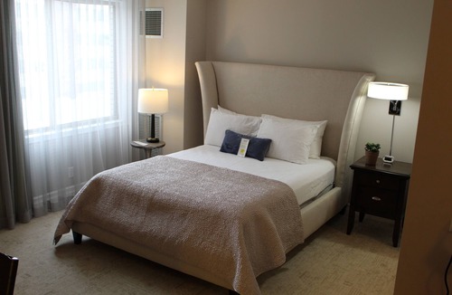 Edina Hotel | Cozy Deluxe Queen Room in Minneapolis Boutique Hotel
