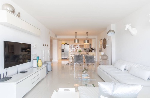 Sunny Isles Beach Condo | Cozy designer condo across from the beach. WiFi, parking, tennis and more!