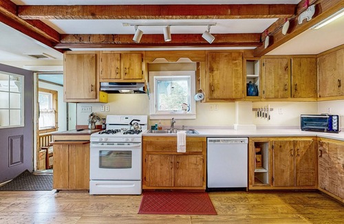 Chester House | Cozy farmhouse w/TV, wifi, w/d, dvd player, kitchen, board games