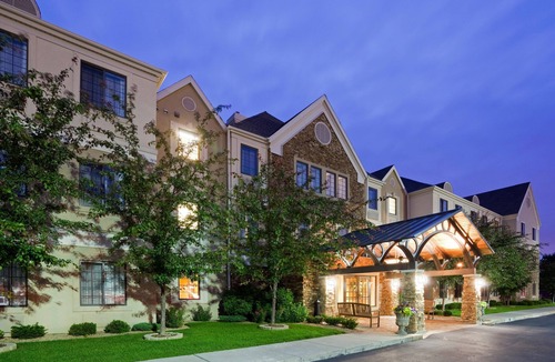 Eagan Condo | Cozy Getaway near Mall of America w/Free Parking!