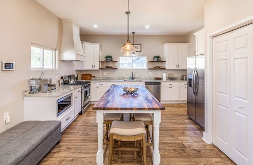 Dunean House | Cozy Greenville Cottage - 7 Min to Downtown. Sleeps 3