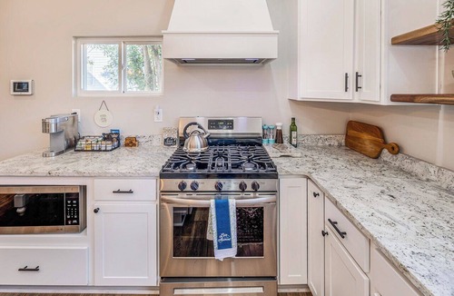 Dunean House | Cozy Greenville Cottage - 7 Min to Downtown. Sleeps 3