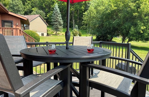La Crosse House | Cozy Hillside Hideaway