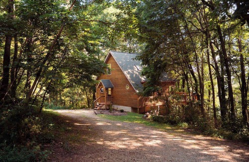 Rockbridge Cabin | Cozy Hocking Hills Cabin with Hot Tub, Games, Pets