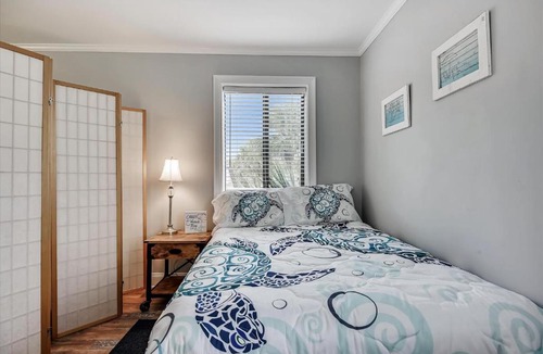 Holiday Beach Apartment | Cozy Holiday Hideaway Sleeps 4 Steps to the Beach Renovated