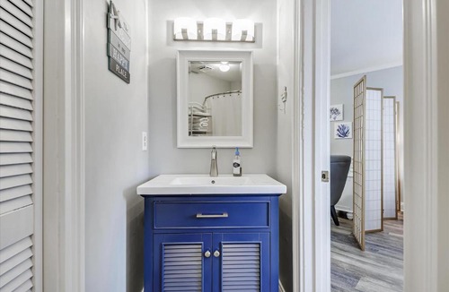 Holiday Beach Apartment | Cozy Holiday Hideaway Sleeps 4 Steps to the Beach Renovated