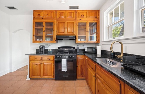 Fairfax House | Cozy Home in Avondale - Walkable to Food & Shops!