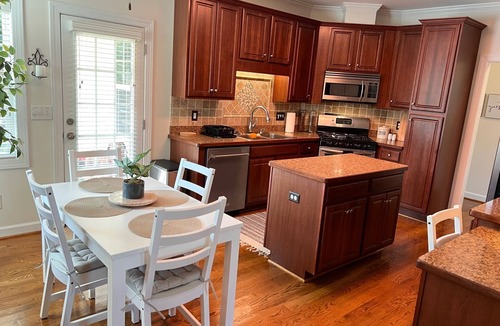 Umstead House | Cozy home near RDU, RTP, Angus Barn & downtown! Pet Friendly! Level-2 EV Charger