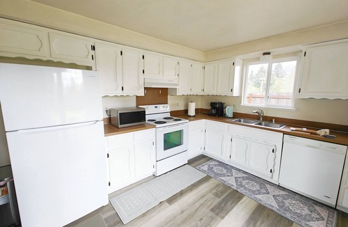 West Lake Stevens House | Cozy home, Walk to Lake, Food & Shops, EV Charger