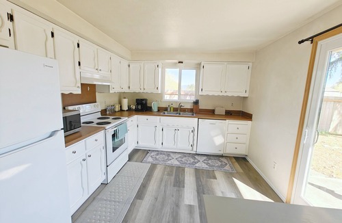 West Lake Stevens House | Cozy home, Walk to Lake, Food & Shops, EV Charger