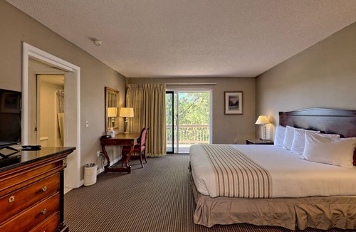 Clayton Hotel | Cozy King Room in Clayton with Mountain Views and Communal Pool