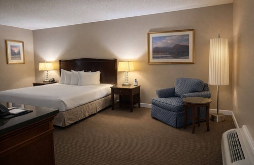 Clayton Hotel | Cozy King Room in Clayton with Mountain Views and Communal Pool