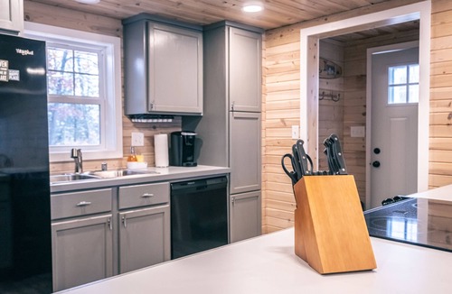 Elcho Cottage | Cozy Lake Front Cottage, Escape with Amenities