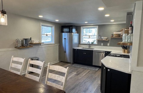 Henderson House | Cozy Lake house, with game room/3-bedroom house in beautiful Henderson with AC