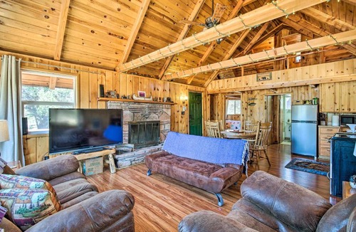 Show Low House | Cozy Lakeside Cabin with Grills about 1 Mi to Lake!