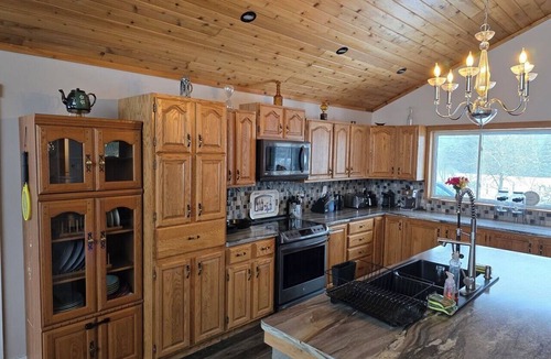 Weslemkoon Cottage | COZY LAKESIDE FALL COTTAGE