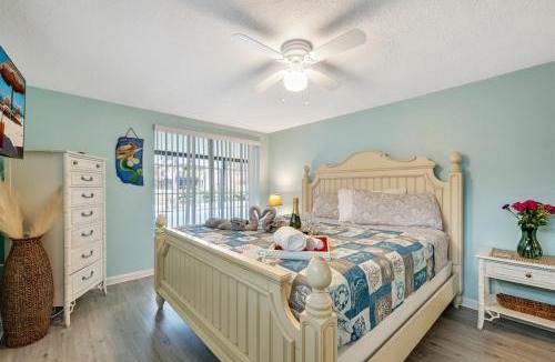 Marthas Vineyard House | Cozy Oasis Screened Pool Picturesque Water Canal Views!