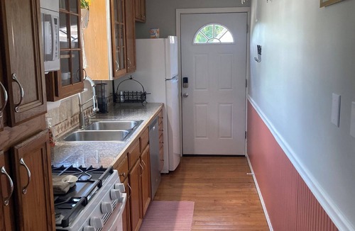 Lower Lawrenceville Apartment | Cozy, spacious 1 bdrm apt in Bloomfield with off street parking. Great location!