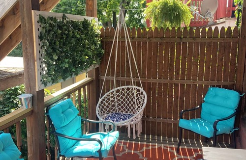 Lower Lawrenceville Apartment | Cozy, spacious 1 bdrm apt in Bloomfield with off street parking. Great location!