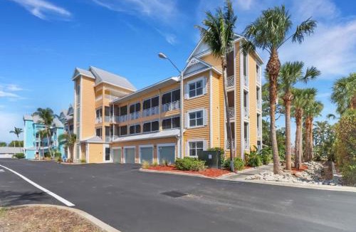 Bonita Shores Hotel | Cozy Studio by Bonita Beach with Desk & Bikes
