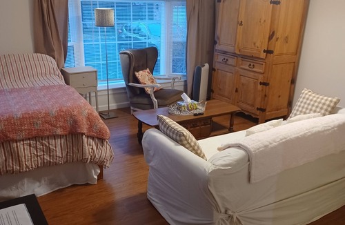 Lewisville Apartment | Cozy studio in charming Elkton with AC and WiFi included. 3 miles from Fair Hill