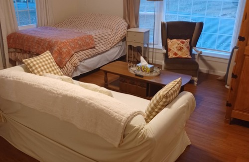 Lewisville Apartment | Cozy studio in charming Elkton with AC and WiFi included. 3 miles from Fair Hill