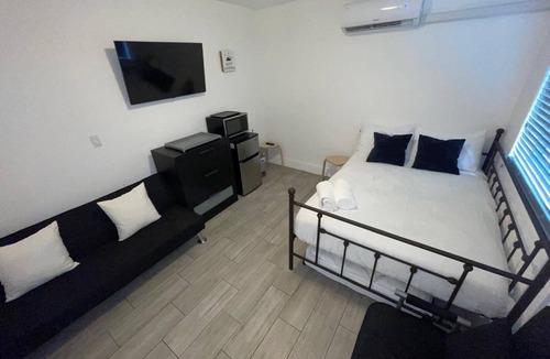 Wynwood Art District Apartment | Cozy Studio in Wynwood with private entrance & private bathroom