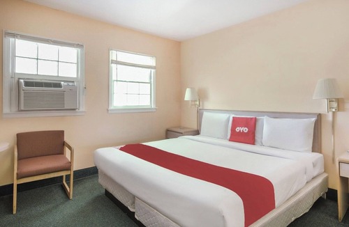 Durham Hotel | Cozy Suburban Room w/King Bed + Mini Fridge for Ultimate Relaxation