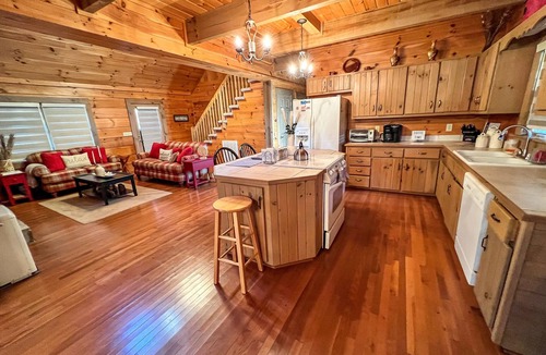 Grassy Creek Cabin | Cozy Up in the Carolina Mtns- Your Perfect Winter Escape Awaits!