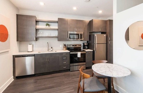 Central Business District Apartment | Cozysuites l Upscale 1BR in Downtown Cincinnati