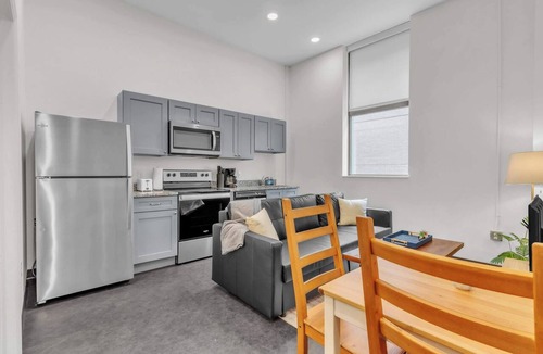 Cultural District Apartment | CozySuites Modern 1BR in Downtown Pitts 9
