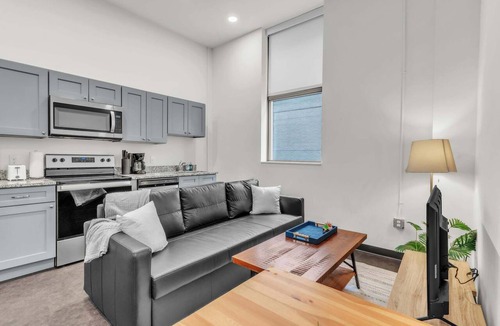 Cultural District Apartment | CozySuites Modern 1BR in Downtown Pitts 9
