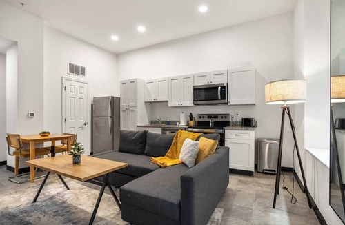 Cultural District Apartment | CozySuites Stunning 1BR in Downtown Pitts #8