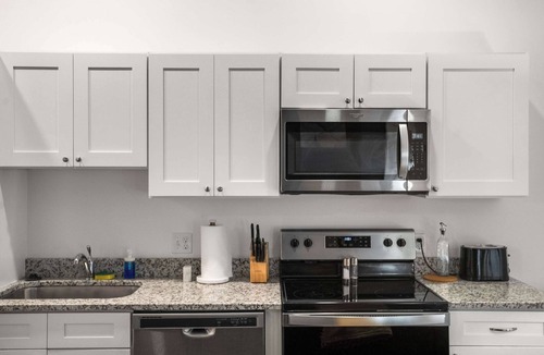 Cultural District Apartment | CozySuites Stunning 1BR in Downtown Pitts #8