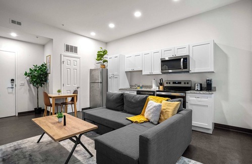 Cultural District Apartment | CozySuites Stunning 1BR in Downtown Pitts #12