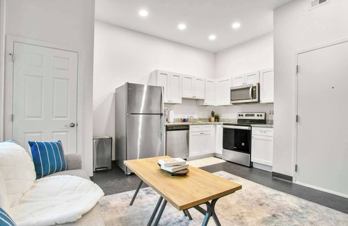 Cultural District Apartment | CozySuites Stunning 1BR in Downtown Pitts 35