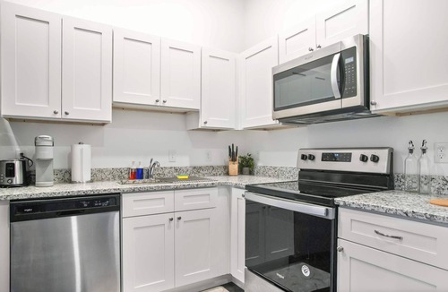 Cultural District Apartment | CozySuites Stunning 1BR in Downtown Pitts 35