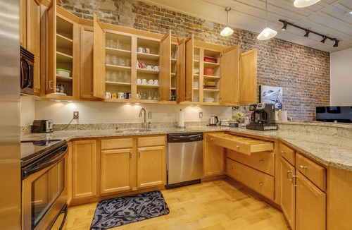 Bristol Apartment | CozyUrbanLoft-Coffee to Concerts,Walk Everywhere!