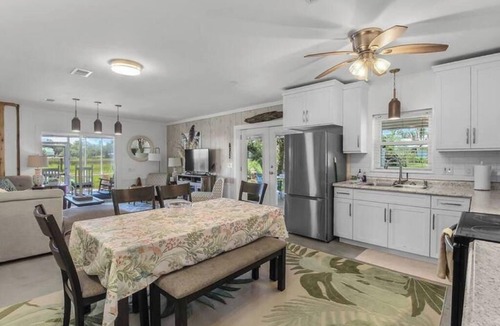 Townsend House | Crab House on Marsh Hobby Farm Free Kayaks
