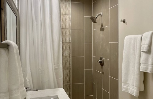 Jasper House | Creekside 2 BR overlooking waterfall and golf course
